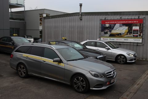 Taxi's op de parkeerplaats van taxigarage Varoco in Wommelgem