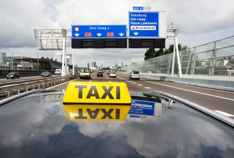 Taxi op snelweg Nederland (foto: 36clicks/iStock)